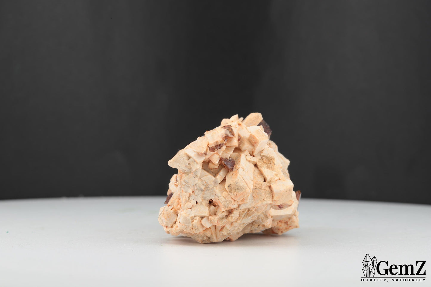 Cristaux de Titanite (Sphène) sur Orthose – Origine : Imilchil, Maroc