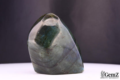 Labradorite polie, reflets bleu-vert et dorés – Madagascar – 136 g