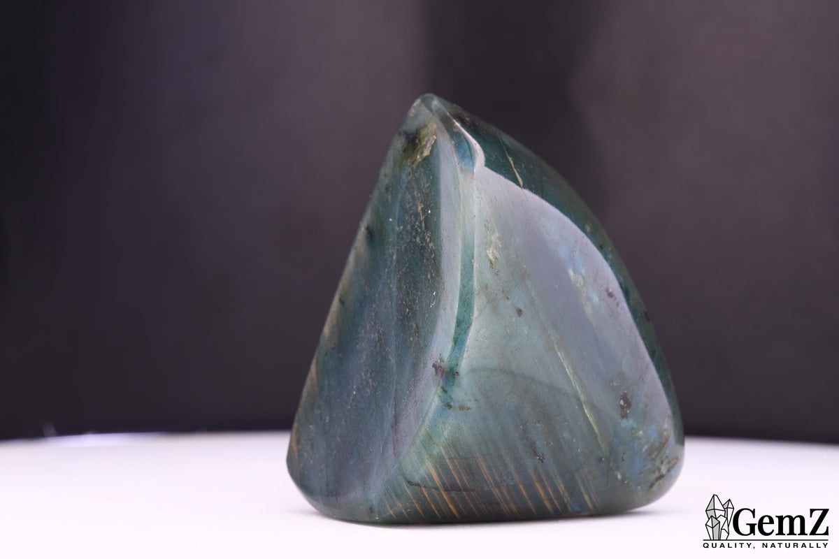 Labradorite polie en pointe, reflets bleus – Madagascar – 79 g
