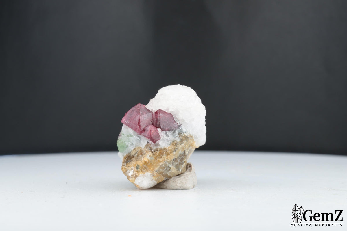 Spinelle rouge sur quartz et muscovite – Mahenge, Tanzanie – 27 g