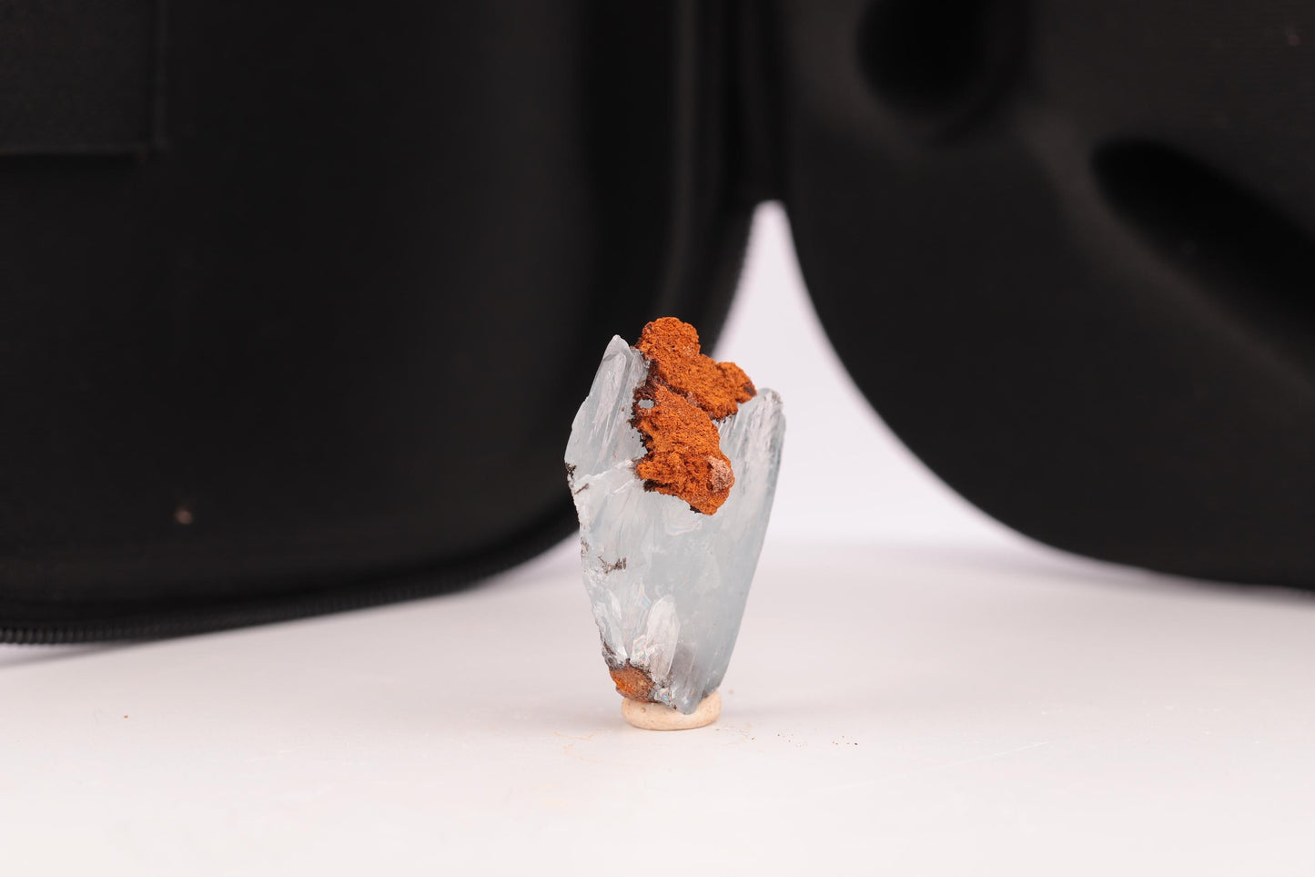 Baryte bleue sur Goéthite – Mine de Sidi Lhcen, Nador, Maroc, 8,3 g