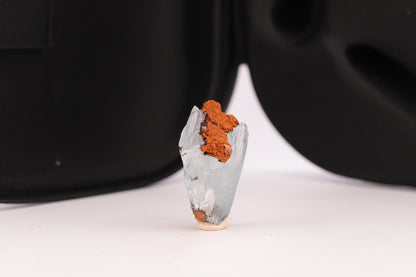 Baryte bleue sur Goéthite – Mine de Sidi Lhcen, Nador, Maroc, 8,3 g