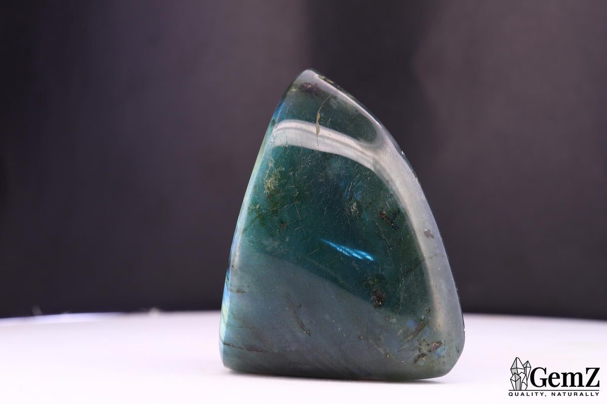 Labradorite polie en pointe, reflets bleus – Madagascar – 79 g