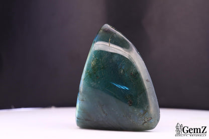 Labradorite polie en pointe, reflets bleus – Madagascar – 79 g