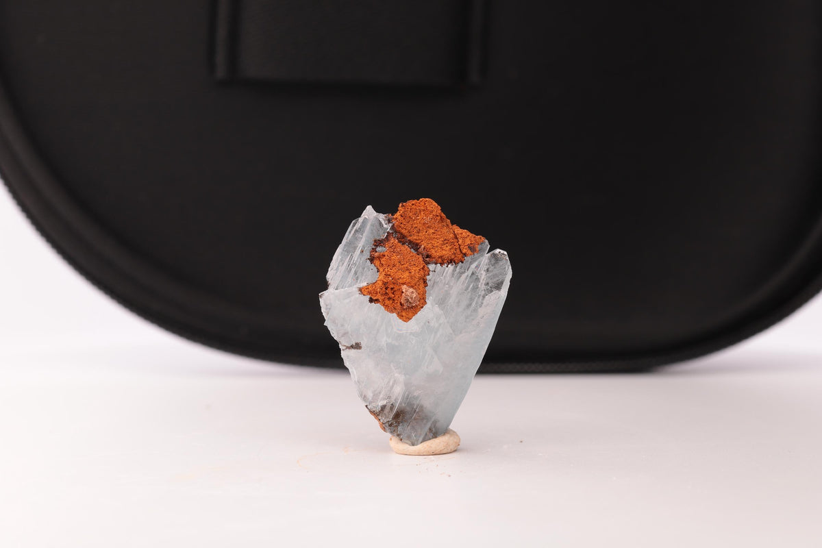 Baryte bleue sur goethite – Sidi Lhcen, Nador, Maroc – 8,3 g