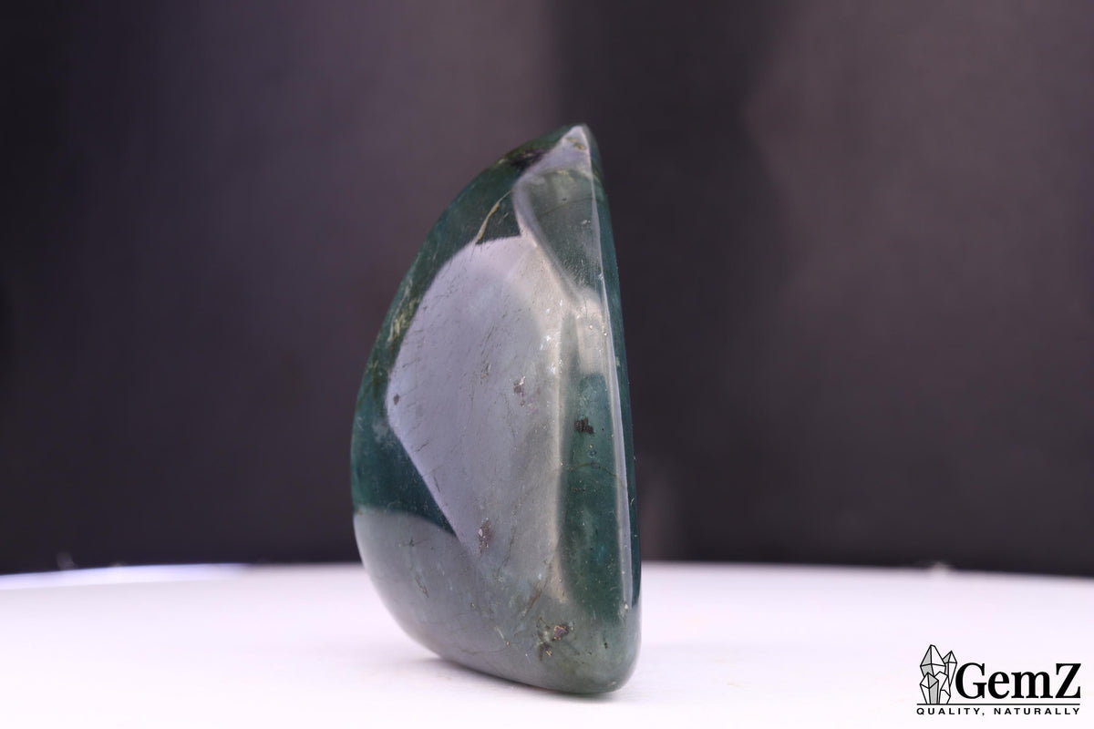 Labradorite polie en pointe, reflets bleus – Madagascar – 79 g