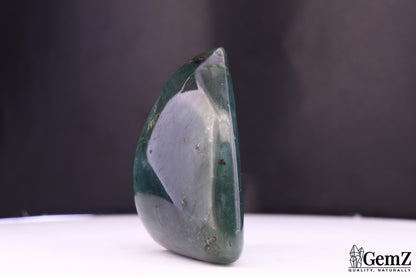 Labradorite polie en pointe, reflets bleus – Madagascar – 79 g