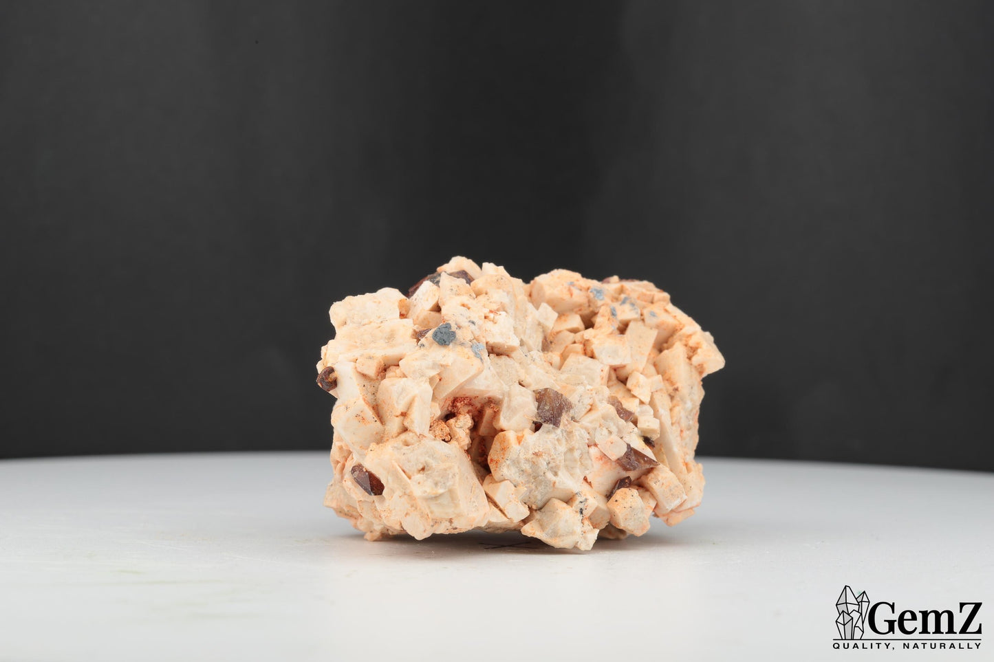 Cristaux de Titanite (Sphène) sur Orthose – Origine : Imilchil, Maroc