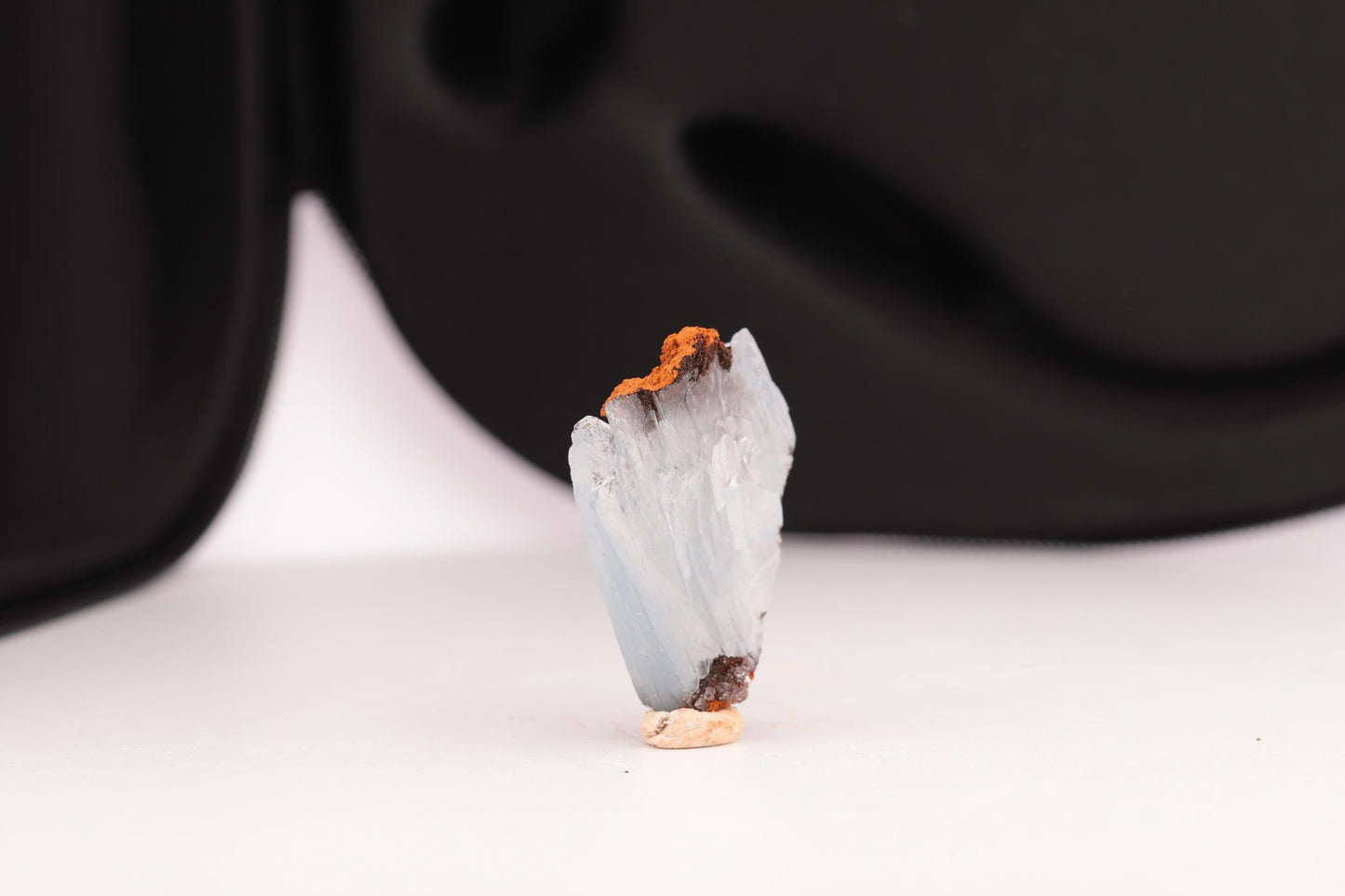 Baryte bleue sur Goéthite – Mine de Sidi Lhcen, Nador, Maroc, 8,3 g