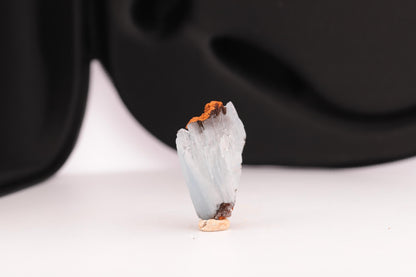 Baryte bleue sur Goéthite – Mine de Sidi Lhcen, Nador, Maroc, 8,3 g