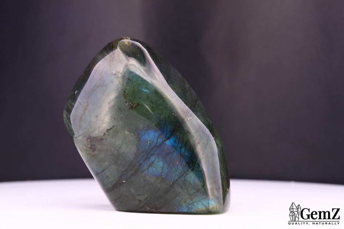 Labradorite polie, reflets bleu-vert et dorés – Madagascar – 136 g