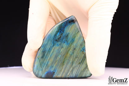 Labradorite polie en pointe, reflets bleus – Madagascar – 79 g