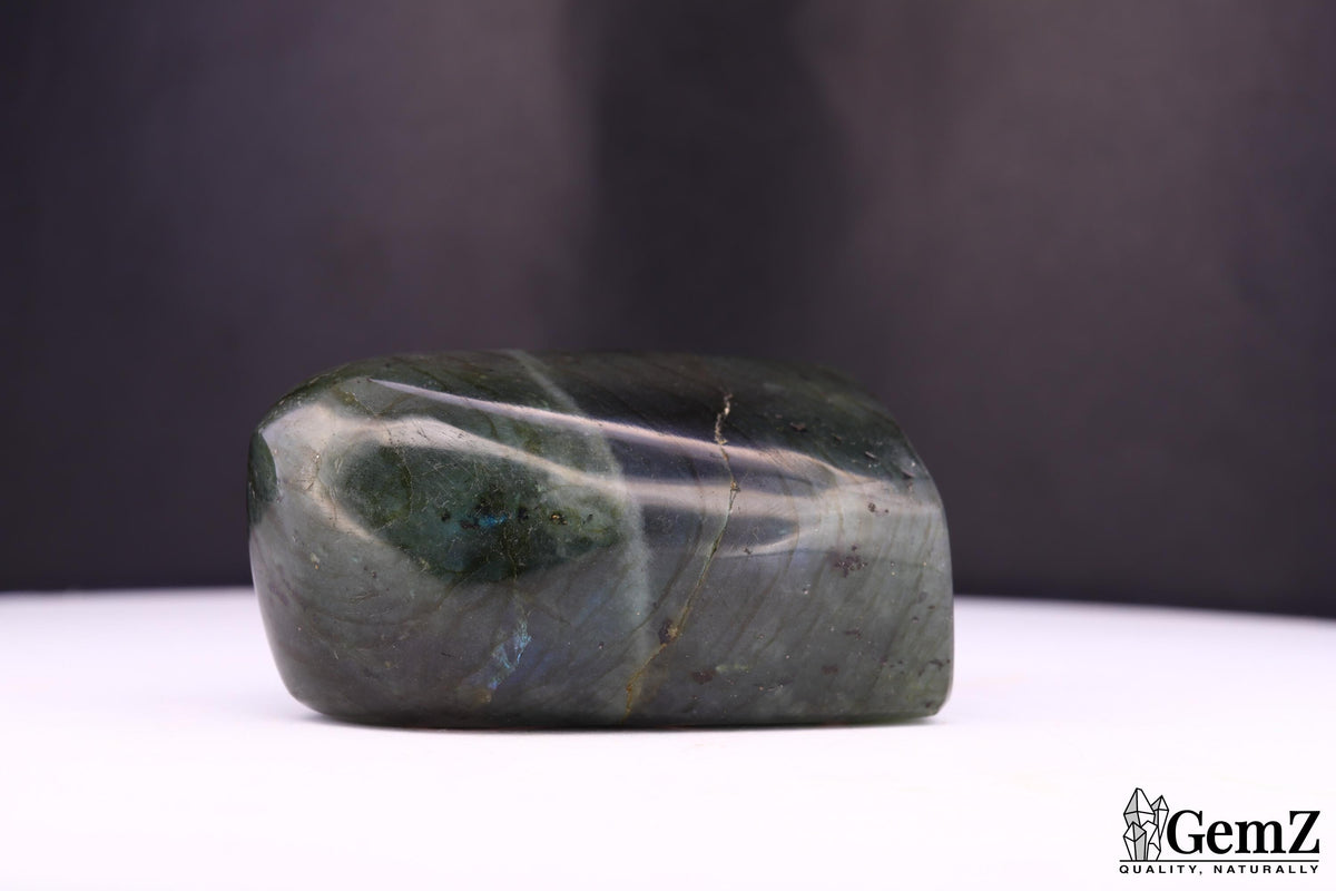 Labradorite polie, reflets bleu-vert – Madagascar – 93 g