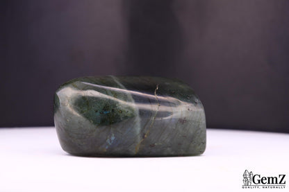 Labradorite polie, reflets bleu-vert – Madagascar – 93 g