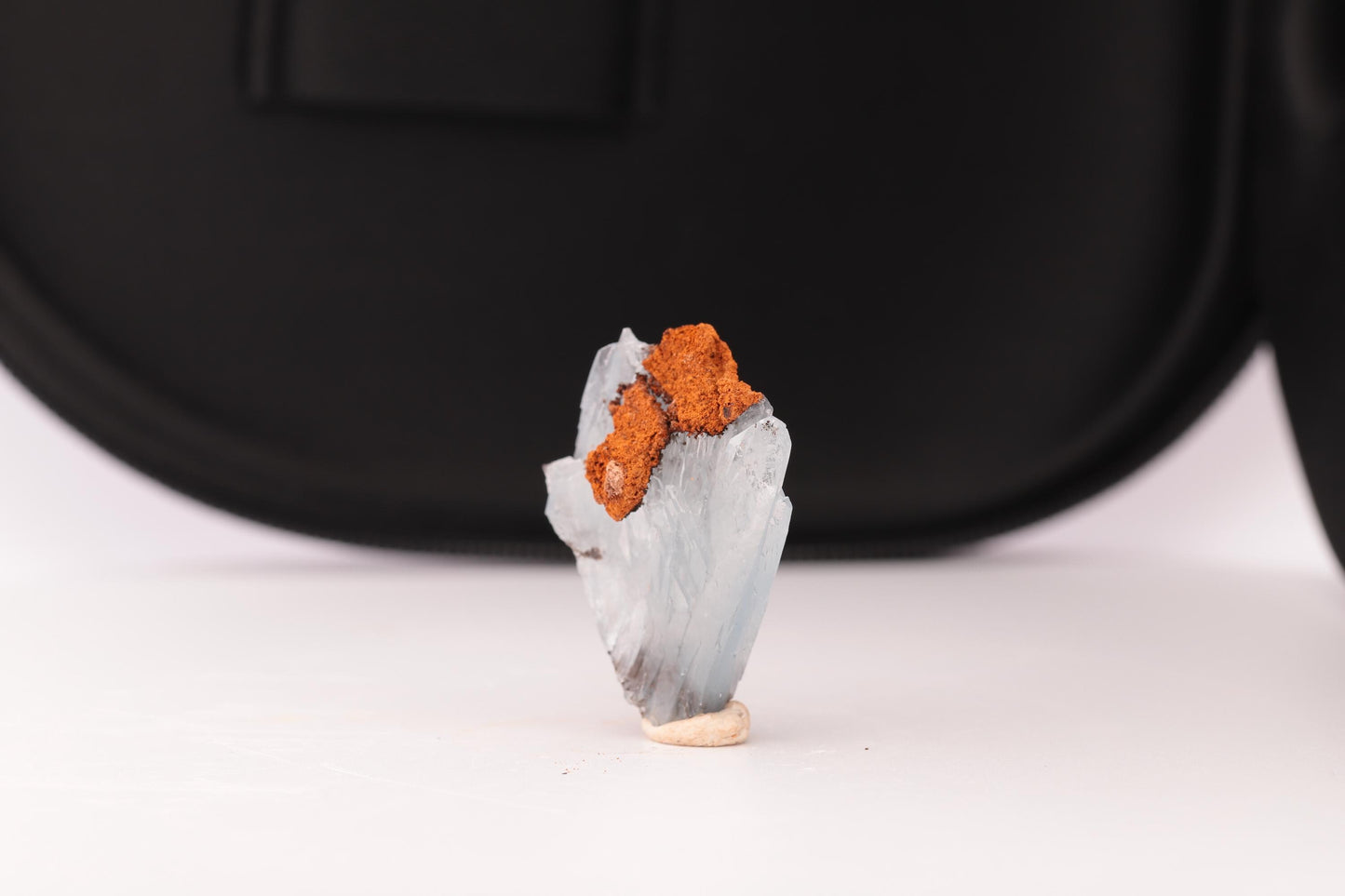 Baryte bleue sur Goéthite – Mine de Sidi Lhcen, Nador, Maroc, 8,3 g