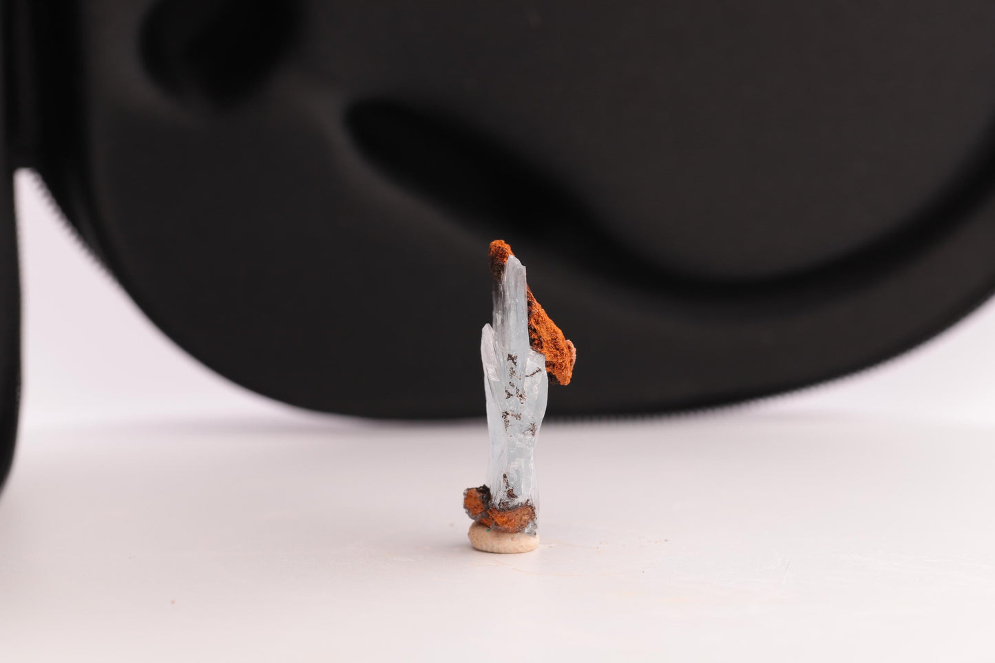 Baryte bleue sur Goéthite – Mine de Sidi Lhcen, Nador, Maroc, 8,3 g