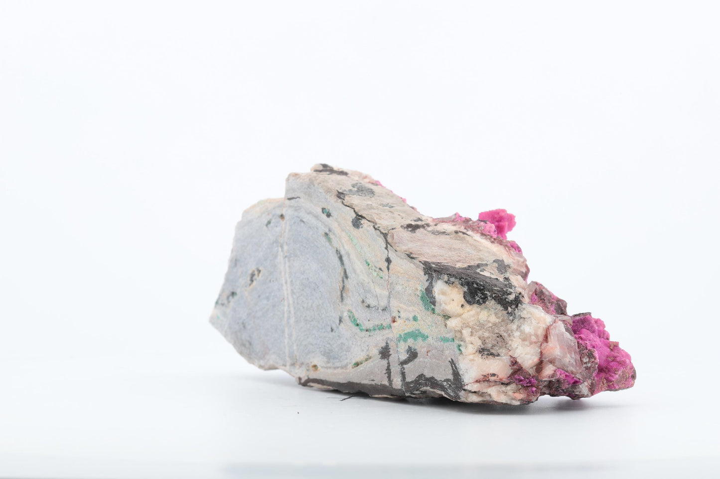 CobaltoCalcite avec inclusions d'Hétérogénite - Mine Musonoi, Kolwezi, République du Congo – 148g