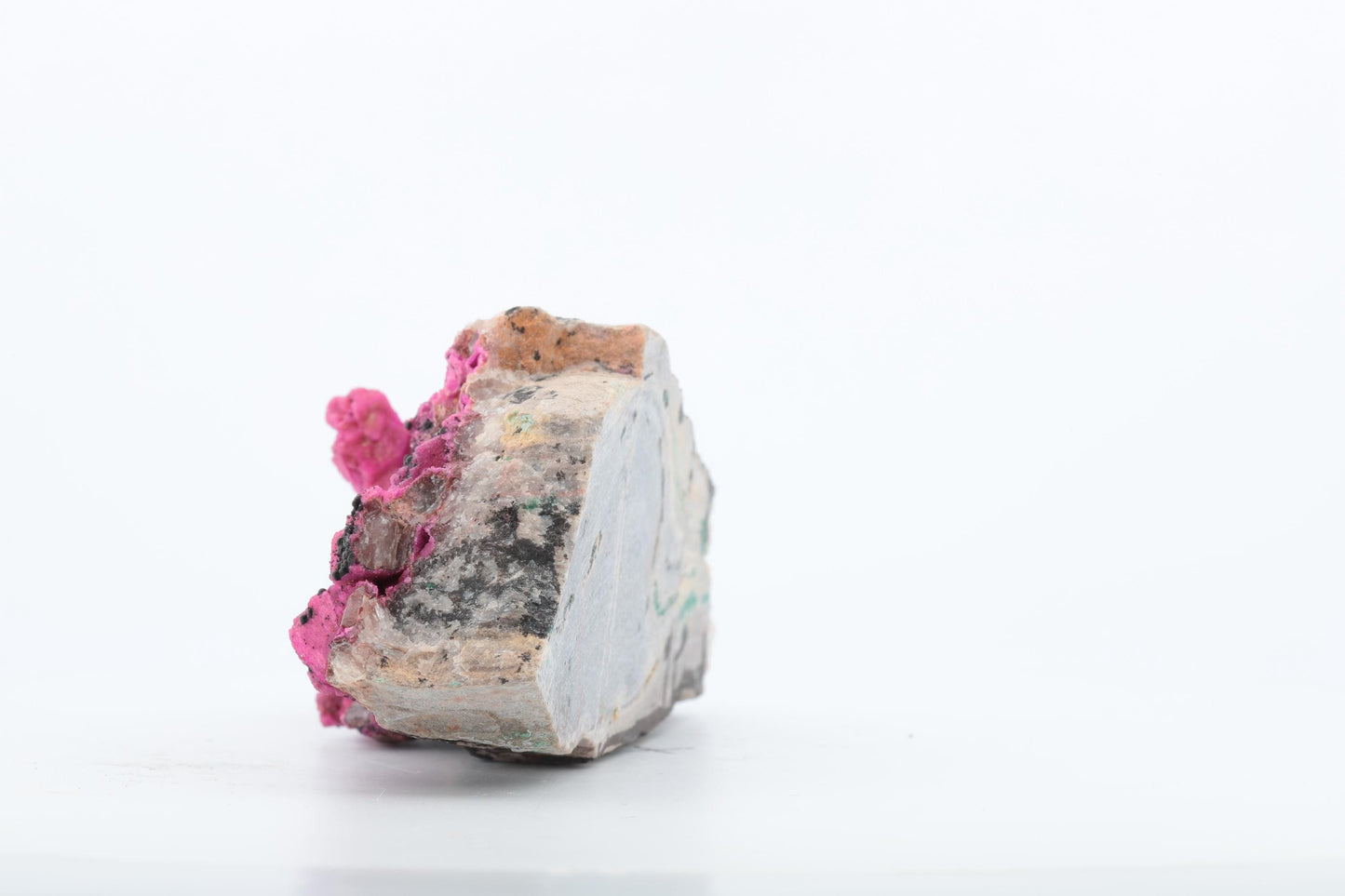 CobaltoCalcite avec inclusions d'Hétérogénite - Mine Musonoi, Kolwezi, République du Congo – 148g