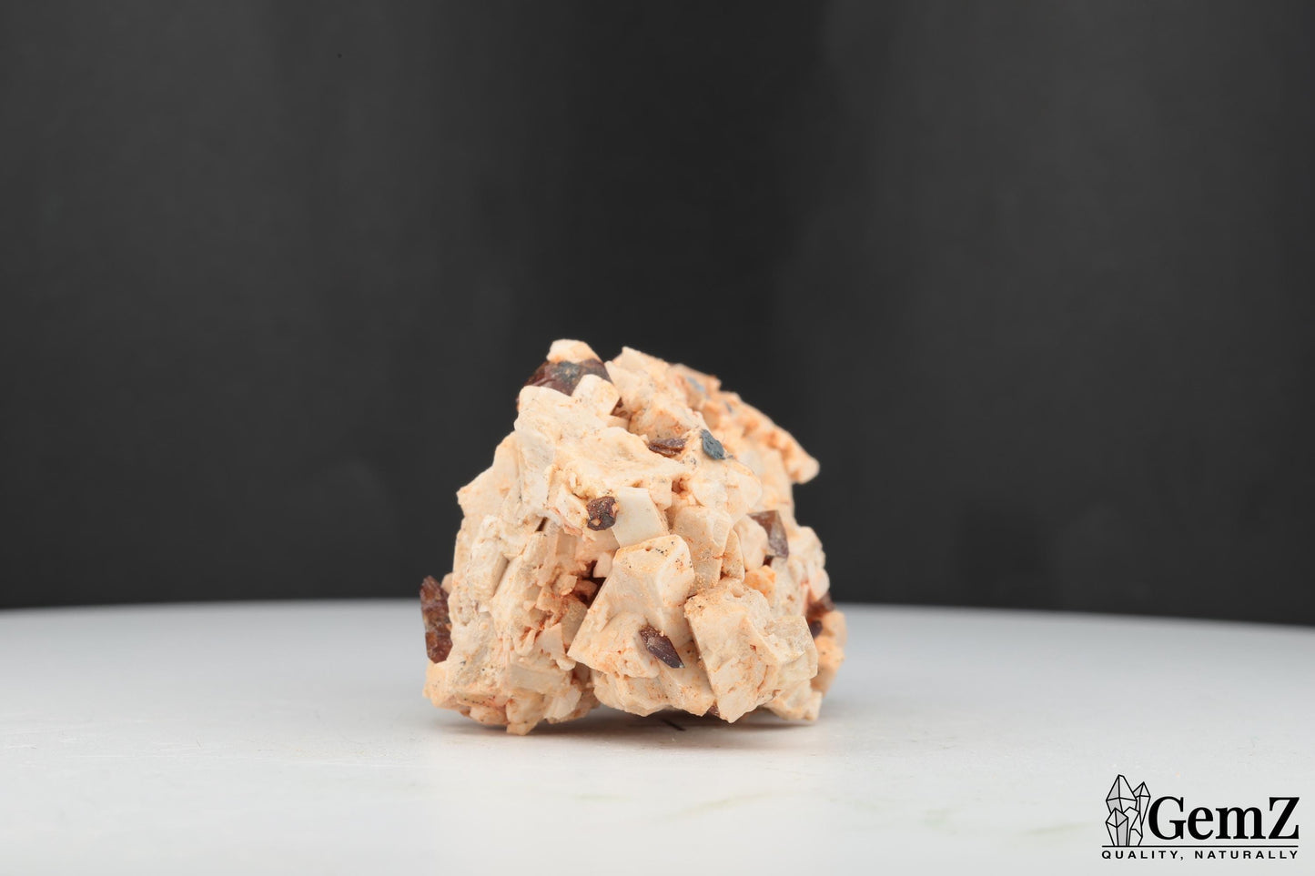 Cristaux de Titanite (Sphène) sur Orthose – Origine : Imilchil, Maroc