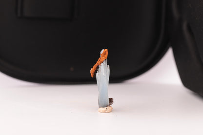 Baryte bleue sur goethite – Sidi Lhcen, Nador, Maroc – 8,3 g