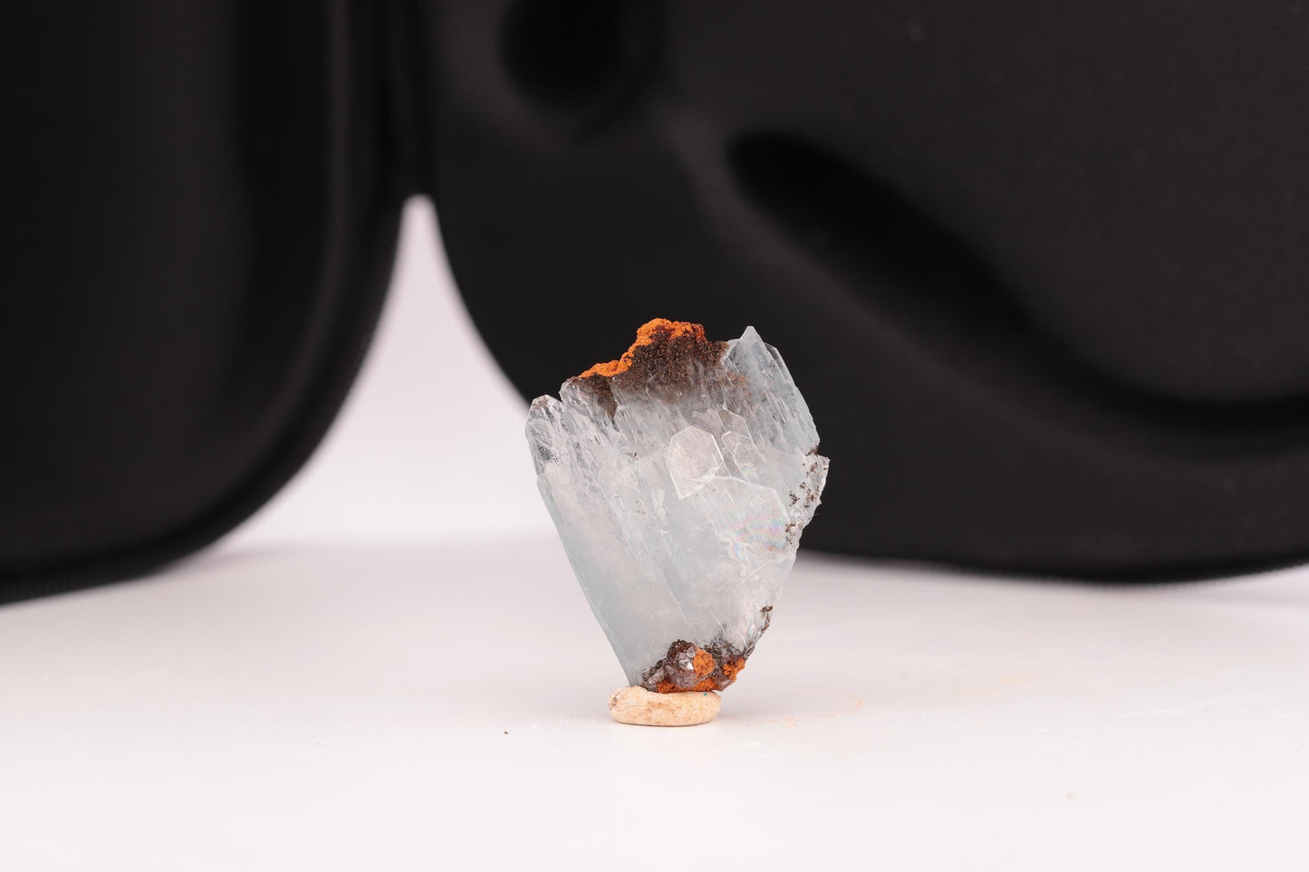 Baryte bleue sur Goéthite – Mine de Sidi Lhcen, Nador, Maroc, 8,3 g