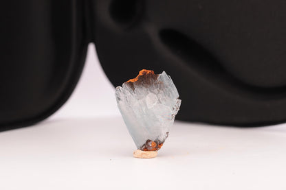 Baryte bleue sur goethite – Sidi Lhcen, Nador, Maroc – 8,3 g