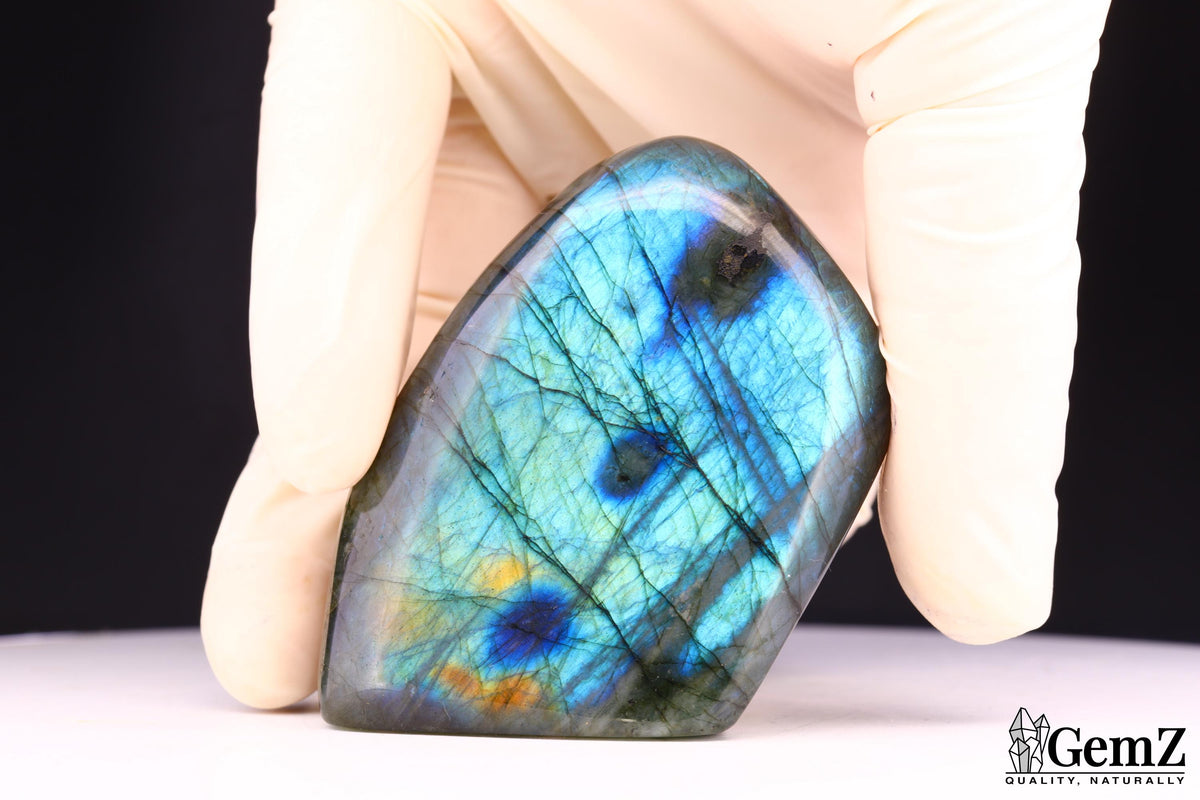 Labradorite polie, reflets bleu-vert et dorés – Madagascar – 136 g