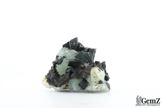 Cristaux noirs de babingtonite sur phrénite – 52g