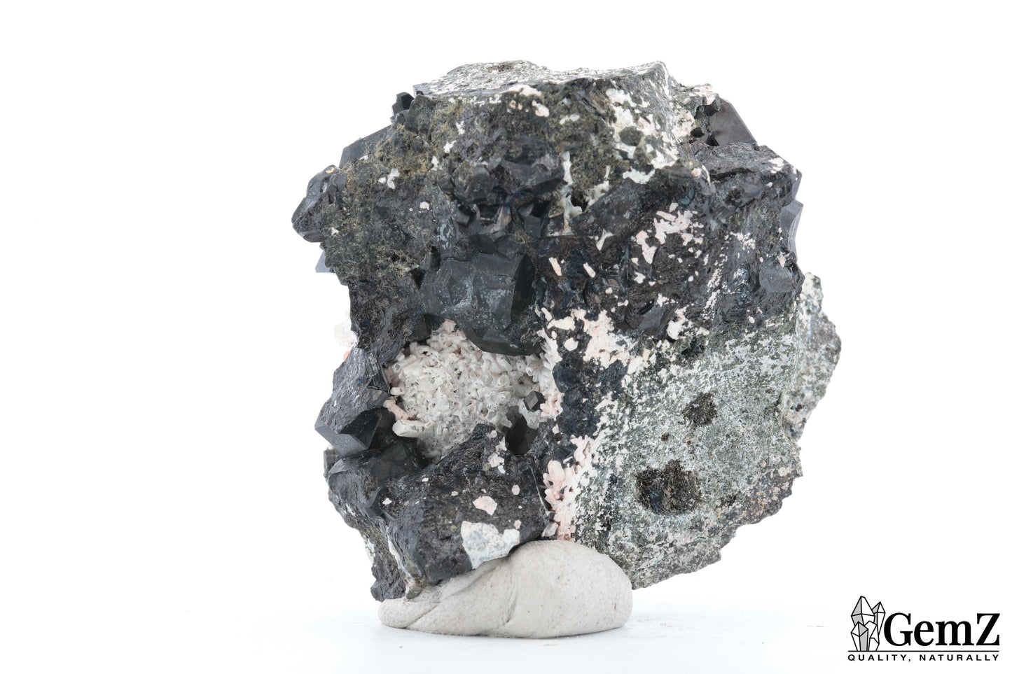 Mélanite sur gangue avec orthose, cristaux intenses