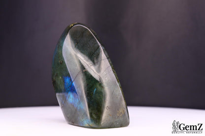 Labradorite polie, reflets bleu-vert et dorés – Madagascar – 136 g