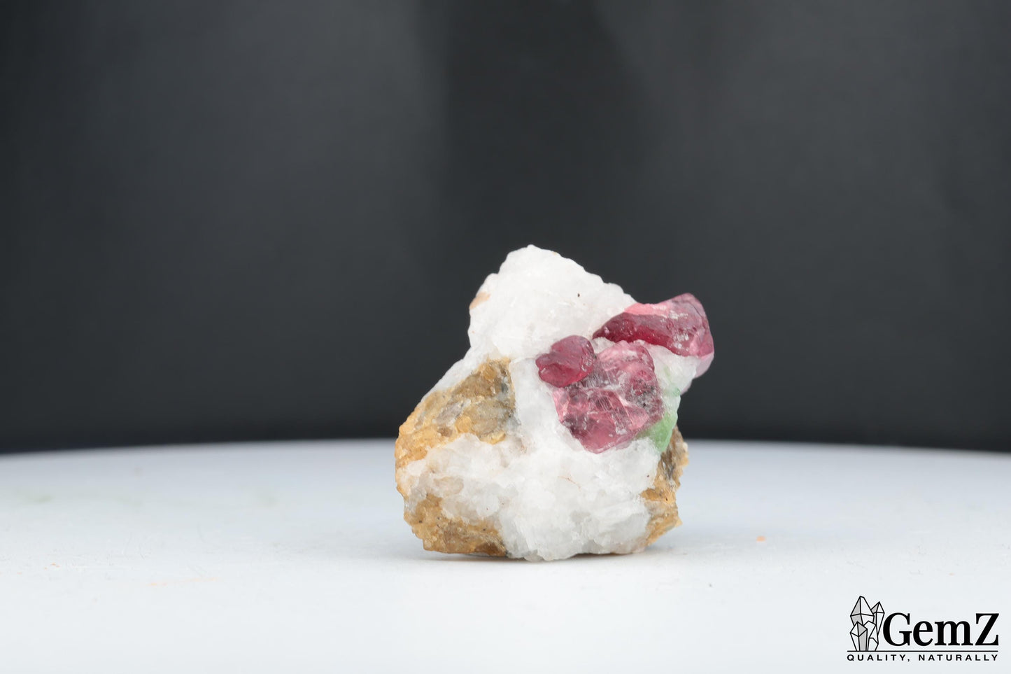 Spinelle Rouge sur Quartz et Muscovite, 27g, Mahenge, Tanzanie