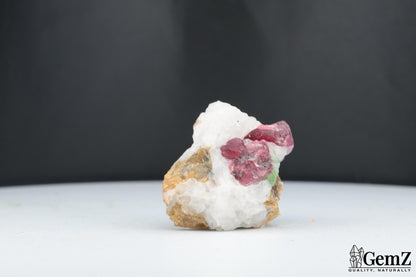 Spinelle Rouge sur Quartz et Muscovite, 27g, Mahenge, Tanzanie