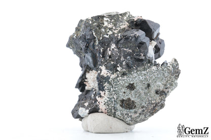 Mélanite sur gangue avec orthose, cristaux intenses